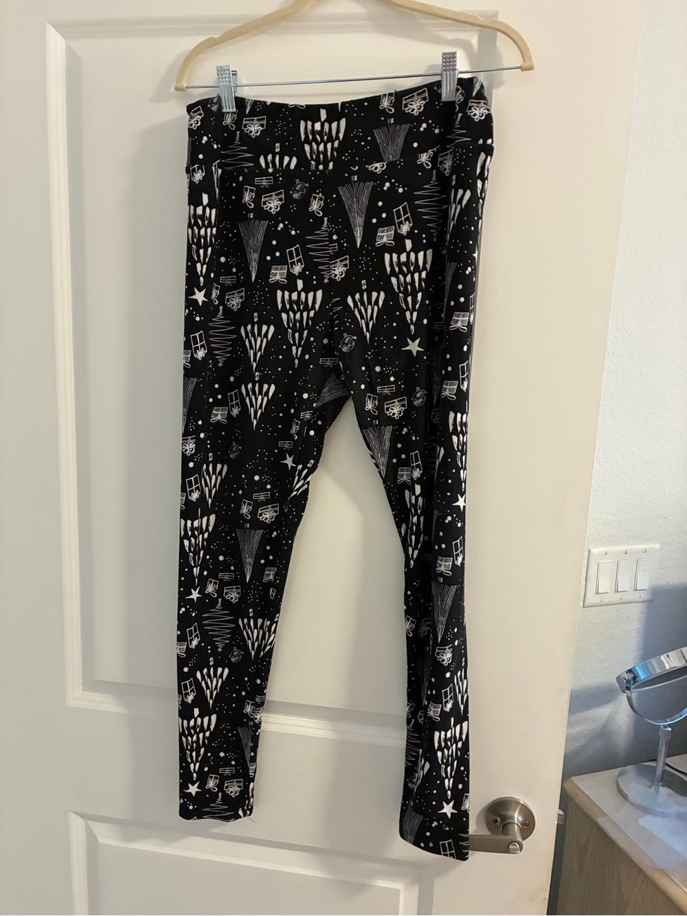 LuLaRoe Tall and Curvy Christmas Leggins